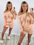 Komplet sweterkowy bluza na ramię + spodenki morelowy K110 